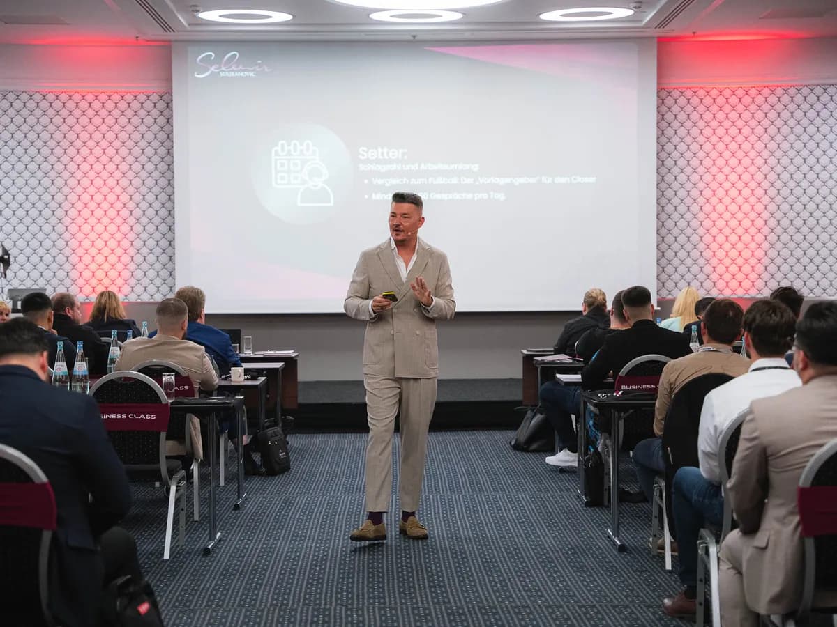 Selmir Suljkanovic bei einem Workshop vor Handwerksunternehmern